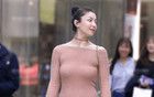 小姐姐，身材太丰满就不要穿紧身衣了，网友：都原形毕露了