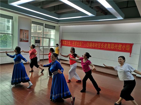 圖片二：舞蹈老師帶領(lǐng)組員舞蹈節(jié)奏練習(xí)，完成舞蹈動作.jpg