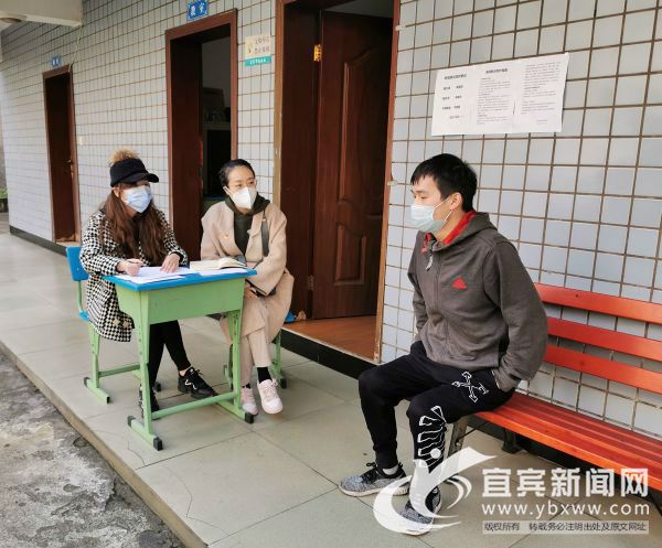 心理疏導(dǎo)小組工作人員對站內(nèi)受助人員進(jìn)行心理疏導(dǎo)