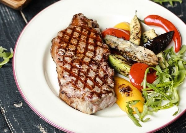 Un plato de carne y verduras