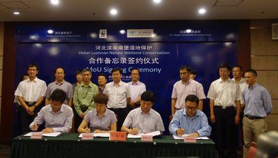 前排從左至右：保爾森基金會（美國）北京代表處首席代表于江、河北省唐山市灤南縣副縣長劉素艷、世界自然基金會（瑞士）北京代表處首席代表盧思騁