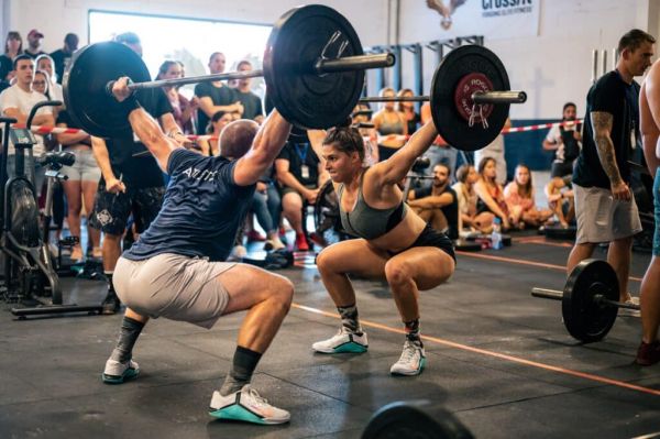 personas haciendo entrenamientos push pull