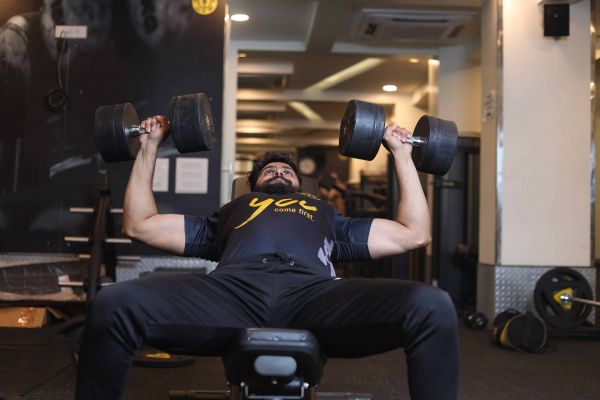 hombre haciendo pull push