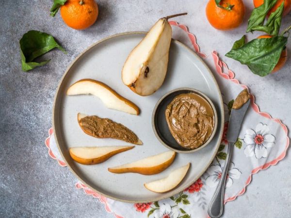 manzana con crema de cacahuetes