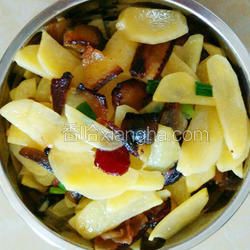恩施腊肉炒土豆片的做法[图]