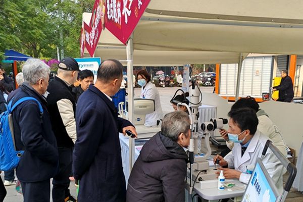 眼健康檢查。長生橋鎮供圖