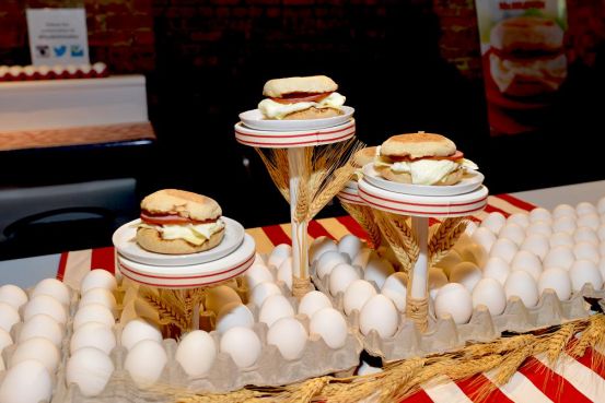 Meringue, Food, Dessert, Cuisine, Sweetness, Cupcake, Cake, Buttercream, Baking, Table, 