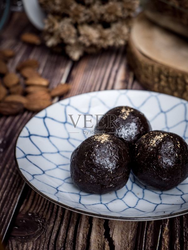 健康有机枣能量球与黑巧克力,干果和坚果。食物是健康的生活方式。照片摄影图片