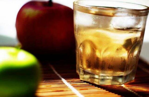 網(wǎng)帖稱，蘋果醋中含有的“果酸素”，不進入血液，不經(jīng)過肝臟代謝，直接作用于人體腸壁，并與食物中的脂肪集團緊緊結(jié)合，徹底阻止脂肪、多糖等大分子物質(zhì)的吸收，因而能快速減肥。
