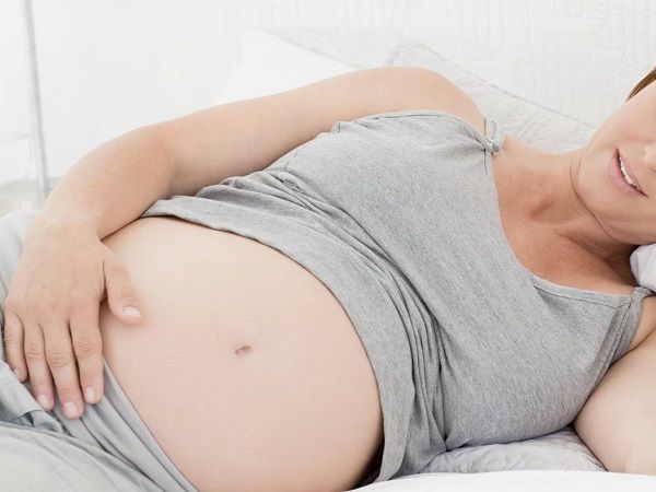孕婦右側臥位睡姿圖片