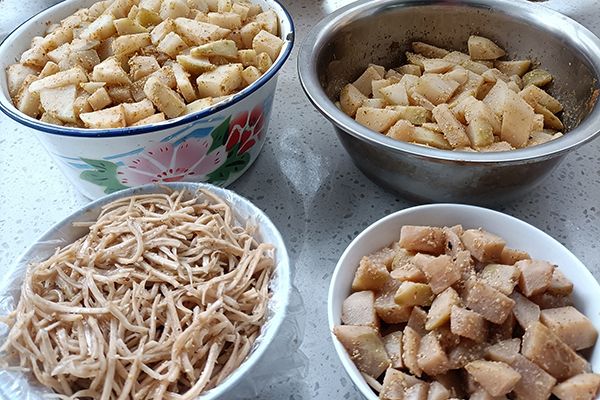 家庭版腌制菜。人民網(wǎng)記者 喬業(yè)瓊攝