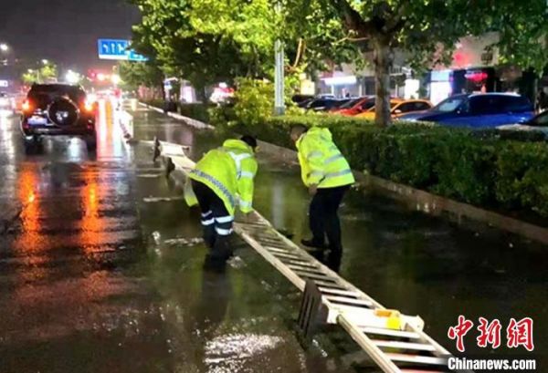 狂風暴雨雷電突襲1小時江蘇睢寧交警200余人奮勇?lián)岆U