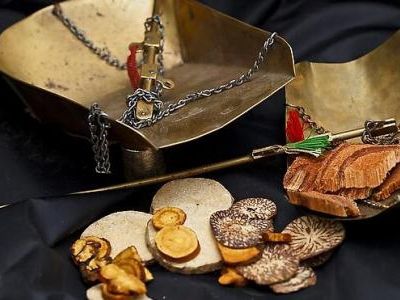 老中醫(yī)減肥茶如何辨別真?zhèn)?> </p> <p> 減肥風(fēng)還是繼續(xù)吹著，這陣子轉(zhuǎn)到中藥減肥茶。喝包中藥茶就能減肥?聽起來自然、方便又養(yǎng)生，尤其在經(jīng)常性坐著辦公的女白領(lǐng)中非常風(fēng)靡。中醫(yī)減肥茶包一天大約只需要二十幾元，比起其它減肥方法，的確比較實惠，但是老中醫(yī)減肥茶如何辨別真?zhèn)文?下面就一起隨小編來了解相關(guān)知識，為網(wǎng)友們揭秘中藥減肥茶的真相。 </p> <p><strong> 中藥減肥茶的減肥原理? </strong></p> <p> 中藥減肥茶治療肥胖的原理在于通過辨證論治，調(diào)整身體代謝平衡，讓身材找回原有的線條。中醫(yī)師針對肥胖者體質(zhì)搭配適宜的中藥茶飲。它主要是通過化濁去膩防止脂肪積滯體內(nèi)、代謝多余身體水分以及提高身體機能代謝多余熱量等3個方面來達(dá)到減肥的效果。另外，茶飲中的茶多酚也具有提高新陳代謝、減少脂肪細(xì)胞堆積的作用。 </p> <p> 中醫(yī)治療肥胖重點在脾胃，旨在調(diào)整能量代謝平衡：以中醫(yī)理論來說，治療肥胖重點在脾胃，脾胃運化減弱，運化無力，水液輸布失調(diào)，導(dǎo)致體液體脂代謝失調(diào)，也就是新陳代謝減慢，所謂痰濕蘊結(jié)，肥胖產(chǎn)生。 </p> <p><strong> 中藥減肥茶不可亂喝，需在中醫(yī)師指導(dǎo)下服用 </strong></p> <p> 消費者不可自行隨意購買減肥茶飲用。因為如果缺乏合格中醫(yī)師診察判斷，按照體質(zhì)配給藥物，是容易產(chǎn)生問題。比如說，有人一聽中藥澤瀉可以減肥，大量吃反而對腎臟造成傷害;有些減脂藥茶用意在瀉肚子，含大量的番瀉葉，服用過多，會導(dǎo)致瀉下太久，消化、吸收的功能會受損，中氣也會受傷，愈吃就愈虛。 </p> <p> 服用藥茶飲最好在兩餐之間：也就是早、午餐之間和午、晚餐之間，晚餐后飲用的量要減少，尤其睡前2小時不要再喝，以免晚上睡覺時一直跑廁所，影響到睡眠的品質(zhì)喔! </p> <p><strong> 如何選擇減肥茶 </strong></p> <p> 對超重肥胖者而言，中醫(yī)通過辨證論治，對肥胖患者辯證分型為：胃熱濕阻型、脾虛濕阻型、肝郁氣滯型及肝腎虧虛型。統(tǒng)計顯示，胃熱型與脾虛型的患者最多，減肥治療效果也較好，有人甚至一個月減了六七公斤。但是，50歲以上的患者，因為內(nèi)分泌系統(tǒng)調(diào)整減弱，機體代謝降低，再加上慢性疾病纏身，血糖血脂尿酸等等的不正常，減肥效果就會不明顯。 </p> <p> 減肥茶要根據(jù)自己的體質(zhì)和肥胖病癥來選擇，不可以長期使用減肥茶來達(dá)到減肥的效果，建議短期使用減肥茶一般為3個月左右，無論是西藥還是中藥都是有毒副作用的，所以不建議長期使用。還是要生活規(guī)律，均衡的膳食，堅持運動才能健康減肥。平時也要多了解女性用哪種中醫(yī)減肥方法好等相關(guān)常識。 </p> <p> 更多女性減肥小知識，敬請關(guān)注佰佰安全網(wǎng)每日更新。 </p><p>責(zé)任編輯:王小麗</p><p>為更好的為公眾說明安全知識的重要性，本站引用了部分來源于網(wǎng)絡(luò)的圖片插圖，無任何商業(yè)性目的。適用于《信息網(wǎng)絡(luò)傳播權(quán)保護條例》第六條“為介紹、評論某一作品或者說明某一問題，在向公眾提供的作品中適當(dāng)引用已經(jīng)發(fā)表的作品”之規(guī)定。如果權(quán)利人認(rèn)為受到影響，請與我方聯(lián)系，我方核實后立即刪除。</p><p style=