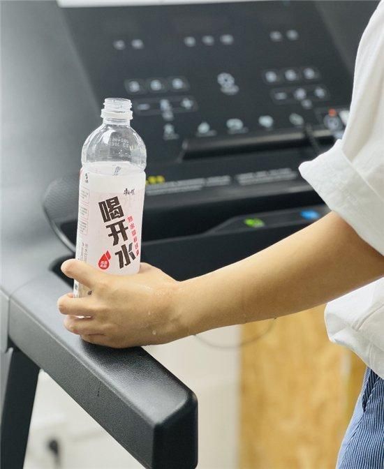 運(yùn)動(dòng)暴汗喝開水