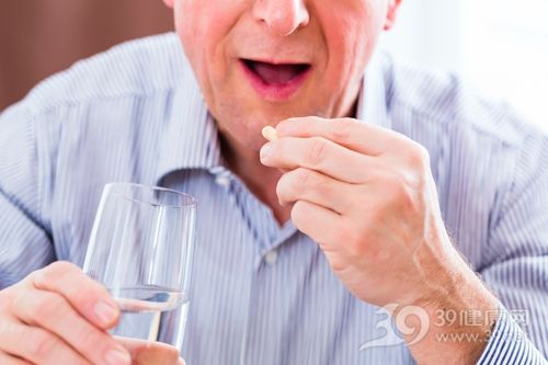 中老年 男 吃藥 藥片 慢性病_32940686_xxl