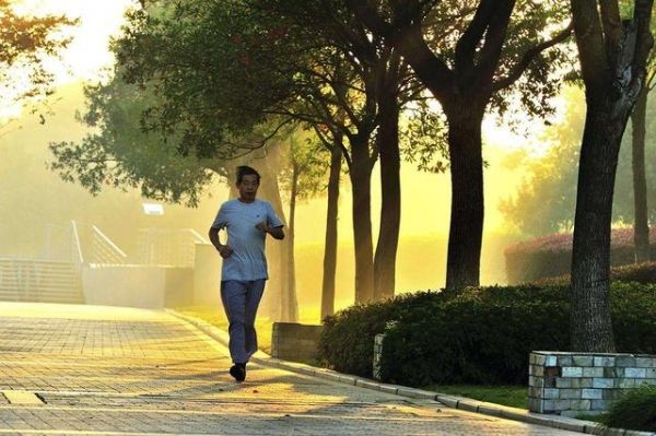 晨跑30分鐘和晚上散步60分鐘，哪個更健康？或許與你想的不一樣