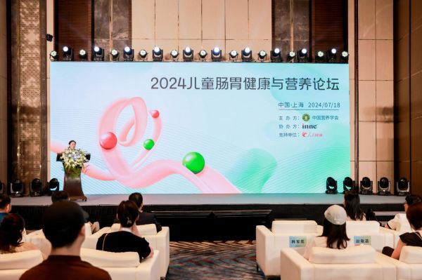 图说:中国营养学会秘书长—韩军花开场致辞