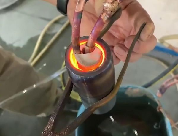 高頻加熱機確實是一種適用于內孔熱處理的理想設備(圖1)