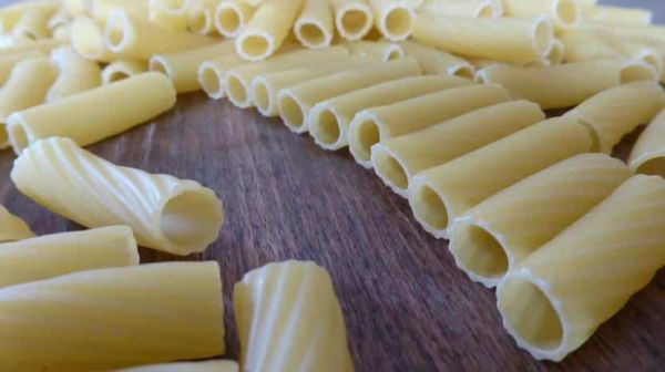 macarrones en una mesa