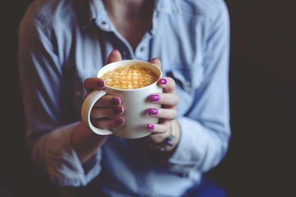 taza de cafe con leche y carbohidratos simples