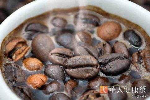 黑咖啡有利尿作用，還可以幫助消除體內(nèi)脂肪。