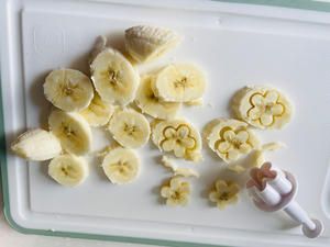 碧根果藍(lán)莓香蕉奶昔~藍(lán)莓奶昔不變黑的小妙招的做法 步驟2