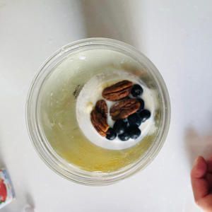 碧根果藍(lán)莓香蕉奶昔~藍(lán)莓奶昔不變黑的小妙招的做法 步驟4