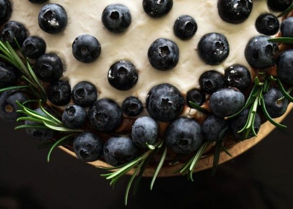 Una tarta decorada con arándanos