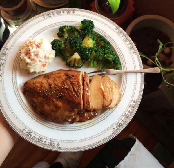 鸡胸肉别再水煮！这样做超级嫩