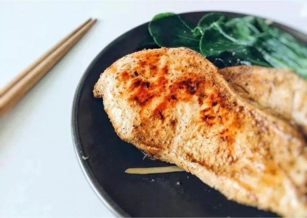 鸡胸肉别再水煮！这样做超级嫩