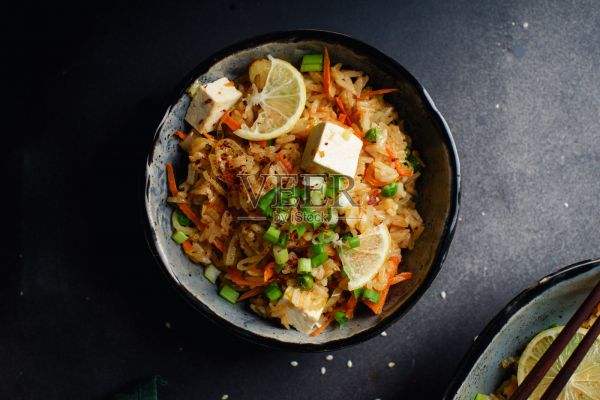 素菜炒飯配豆腐、豌豆和蔬菜。亞洲美食，健康午餐照片攝影圖片
