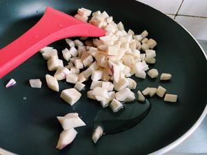 口味十足的素食炒饭 5分钟茄子炒饭的做法 步骤1