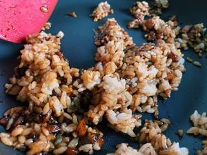 口味十足的素食炒饭 5分钟茄子炒饭的做法 步骤3