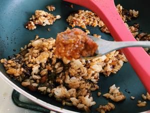 口味十足的素食炒饭 5分钟茄子炒饭的做法 步骤4