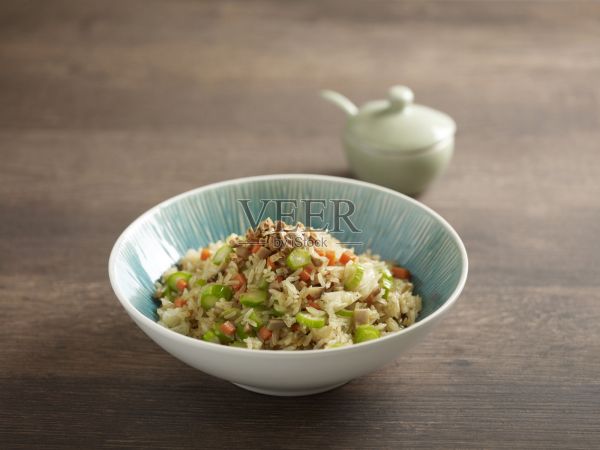 素食炒飯?jiān)诒P子里被隔離在餐桌上的食物視圖照片攝影圖片