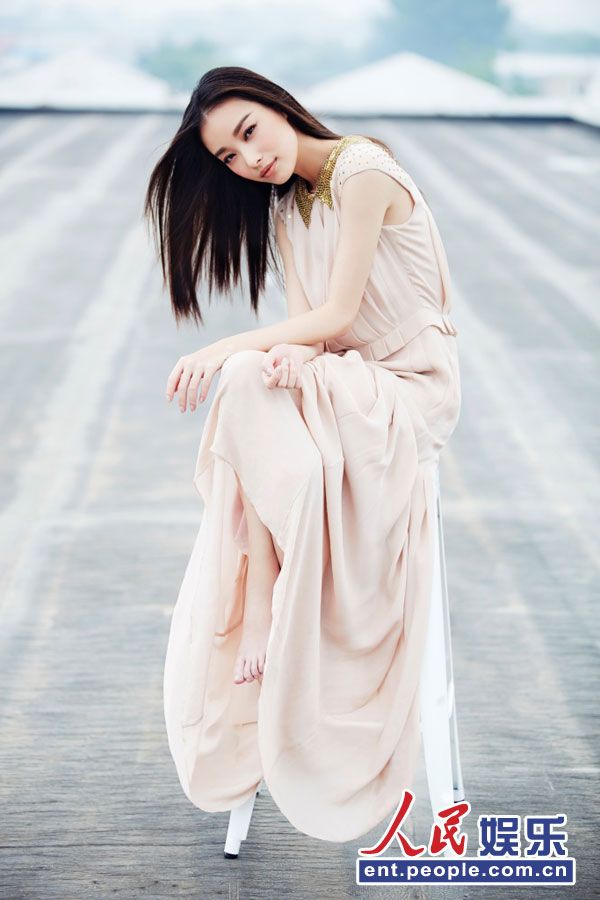 倪妮拍等風來寫真 眼神清澈散發(fā)唯美文藝氣質(zhì)【7】