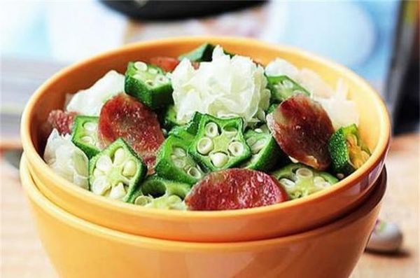 六款健康家常減肥素菜，夏天不怕?lián)醪蛔∪馊猓?></p><p>　　1.豆腐放入加了鹽的開水中泡上三分鐘；</p><p>　　2. 準(zhǔn)備好水淀粉， 再加入鹽、胡椒粉等調(diào)料；</p><p>　　3. 燒熱鍋，加入辣椒油和普通油混合， 再下入姜末、紅椒末和蔥白一起煸炒；</p><p>　　4.煸炒出香味后加入肉末一起翻炒；</p><p>　　5. 肉末翻炒變色后加入香菇末一起翻炒；</p><p>　　6. 再加入點鹽和醬油調(diào)味；</p><p>　　7. 鍋中加入適量的水煮開；</p><p>　　8.水開后下入切成小塊的豆腐， 加蓋煮上兩分鐘；</p><p>　　9. 大火， 待芡汁收到濃稠時關(guān)火；盛入碗中， 表面上撒些小蔥末；</p><p style=