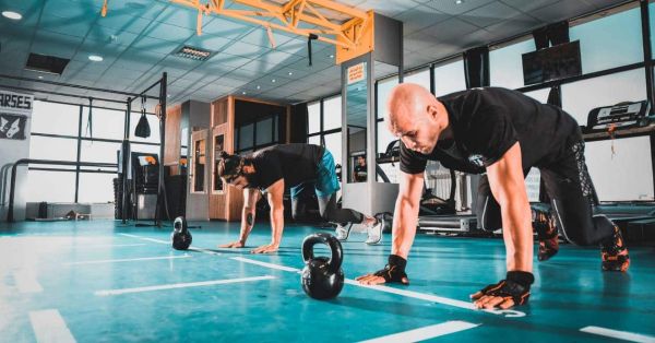 為初學(xué)者做 HIIT 的男士