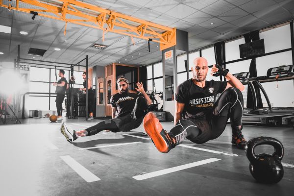 hombres en el gimnasio haciendo hiit para principiantes