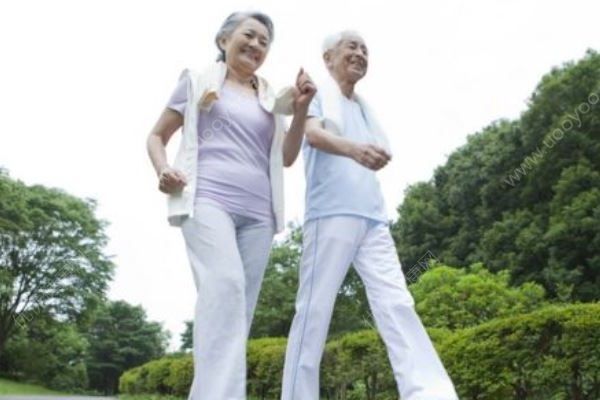 八旬奶奶健身20年成達(dá)人，能連續(xù)做上千仰臥起坐(3)