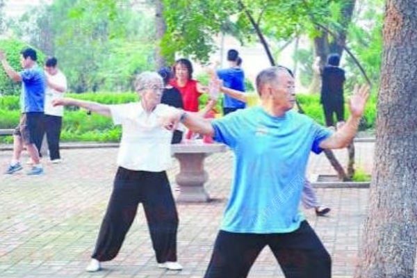 八旬奶奶健身20年成達(dá)人，能連續(xù)做上千仰臥起坐(4)