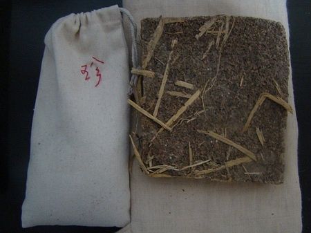 茶粕，又稱茶籽餅，別名茶麩、茶枯，茶籽餅。呈紫褐色顆粒，是野山茶油果實(shí)榨油后剩下的渣