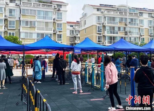 资料图：市民有序排队，等待核酸检测。　崔佳明 摄