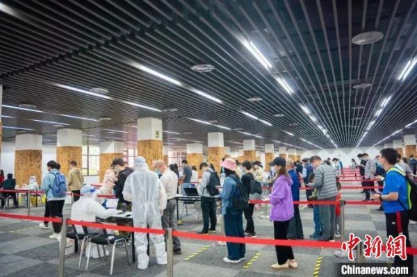 资料图：校园师生员工积极参与全员核酸检测。