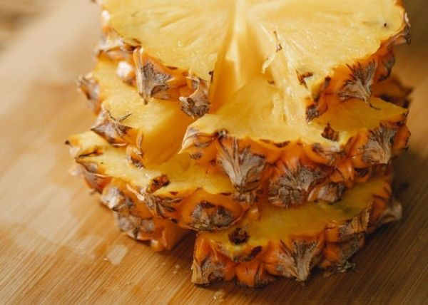 Trozos de piña en una tabla de madera