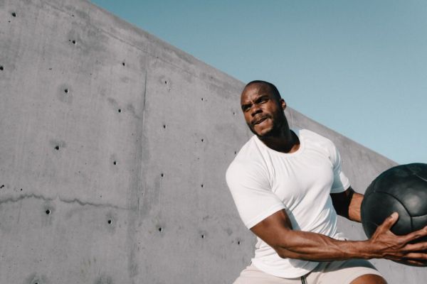 hombre al que le gusta sudar haciendo deporte