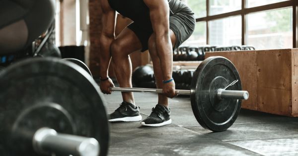 一名男子在進(jìn)行硬拉 | Ultimate Nutrition