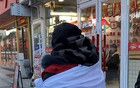 步大叔麻辣燙躺人維權(quán)增加到5人，顧客店內(nèi)邊吃邊看戲