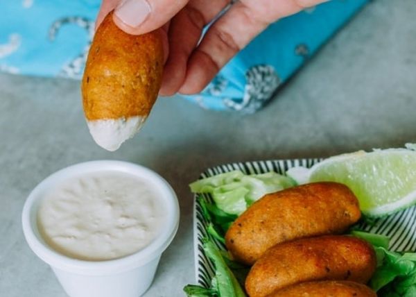 Croquetas de pescado con salsa de yogur griego