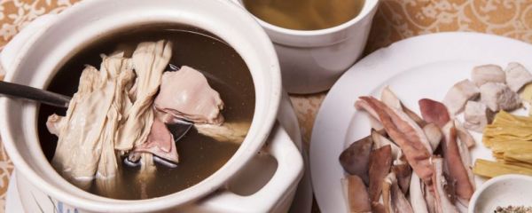 骨頭湯里放什么食材好 骨頭湯的食用方法